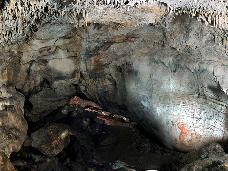 La saletta delle pitture parietali di Grotta Paglicci: in primo piano il cavallo verticale in ocra rossa. La saletta delle pitture parietali di Grotta Paglicci: in primo piano il cavallo verticale in ocra rossa.