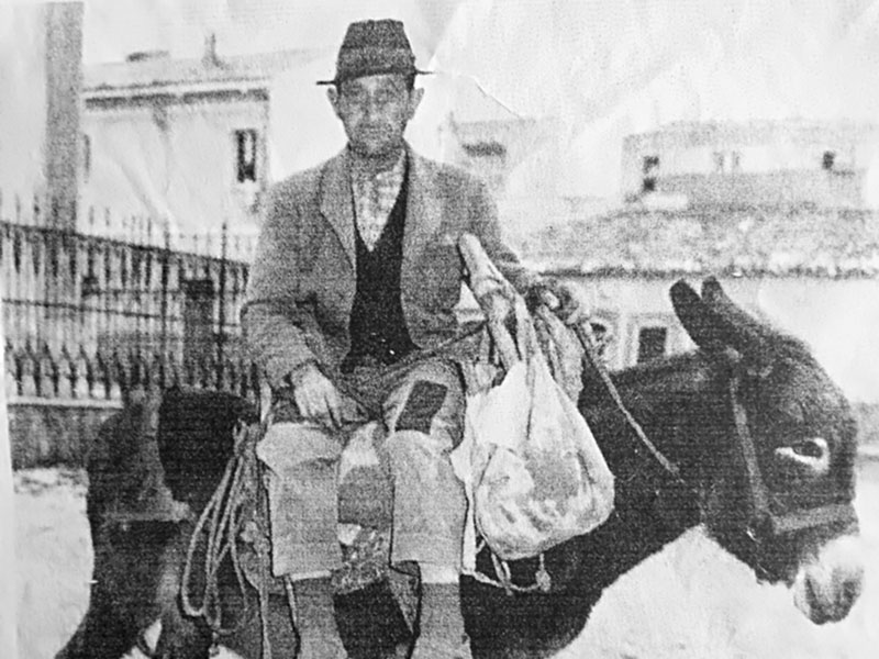 Lu cuzze: il contadino di montagna. Ritratto di Giovanni Di Claudio su asino in Piazza San Rocco.