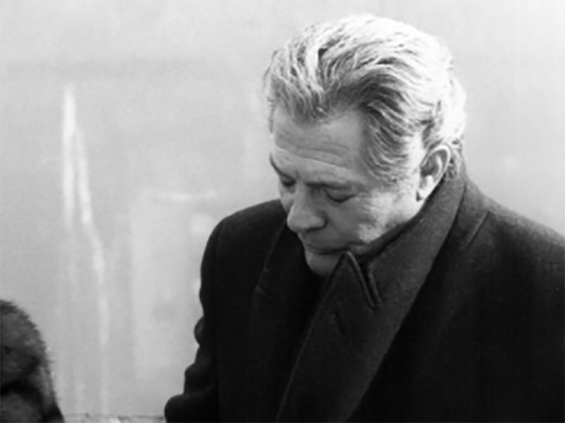 Marcello Mastroianni interpreta Giuseppe Montesano nella miniserie televisiva di Nanni Loy, dal titolo A che punto è la notte. Marcello Mastroianni interpreta Giuseppe Montesano nella miniserie televisiva di Nanni Loy, dal titolo A che punto è la notte.