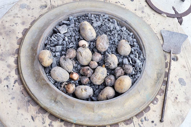 Patate e lampascioni arrostiti nel braciere