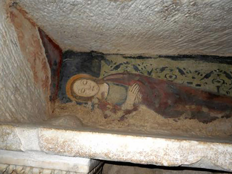 Il Sarcofago (vuoto) di Santa Vittoria ubicato lungo una parete perimetrale nella Chiesa di San Donato a Civita di Bagnoregio. Il Sarcofago (vuoto) di Santa Vittoria ubicato lungo una parete perimetrale nella Chiesa di San Donato a Civita di Bagnoregio.