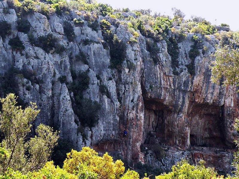 Anfratti rocciosi della Valle di Palombara (foto di Enzo Pazienza). Anfratti rocciosi della Valle di Palombara (foto di Enzo Pazienza).