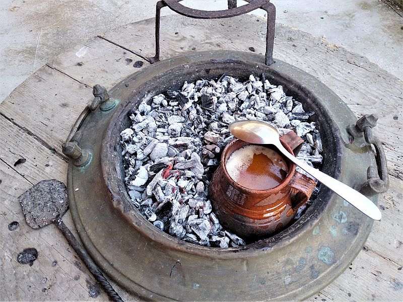 "Pignatedde" di ceci e fagioli nel braciere